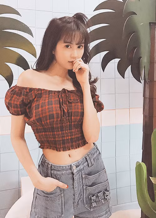 Ở tuổi 30, Ngọc Trinh dường như đã chán phong cách gợi cảm khi thường xuyên ăn mặc như nữ sinh.