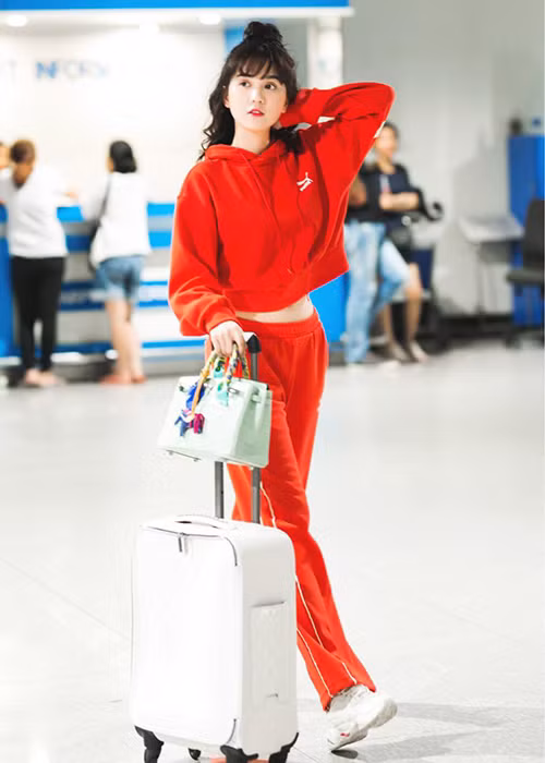 Khi bị soi tuổi 30 vẫn chưa lên xe hoa, Ngọc Trinh lên tiếng: "Muốn sống như vậy".