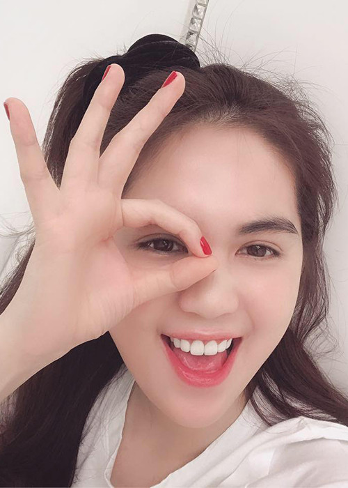 Ngọc Trinh liên tục biến hóa kiểu tóc để "ăn gian" tuổi. Có lúc cô búi tóc, lúc lại tết hai bên khi lại cắt mái thưa.