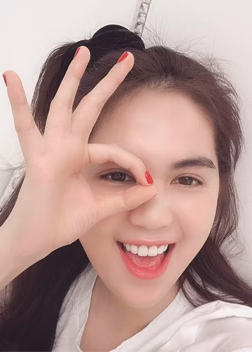 Ngọc Trinh liên tục biến hóa kiểu tóc để "ăn gian" tuổi. Có lúc cô búi tóc, lúc lại tết hai bên khi lại cắt mái thưa.