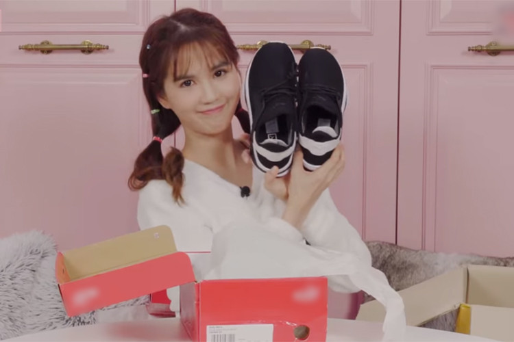 Đóng phim, làm ca sĩ chưa đủ, Ngọc Trinh còn thử sức làm một blogger thường xuyên đăng tải loạt clip làm đẹp, thời trang.