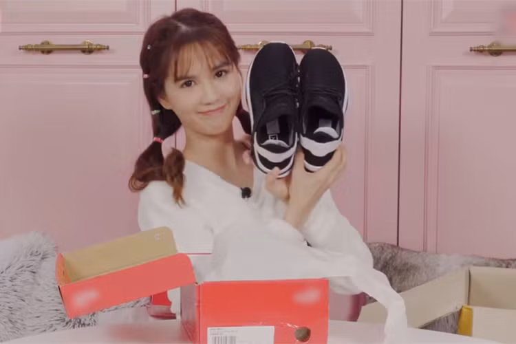 Đóng phim, làm ca sĩ chưa đủ, Ngọc Trinh còn thử sức làm một blogger thường xuyên đăng tải loạt clip làm đẹp, thời trang.