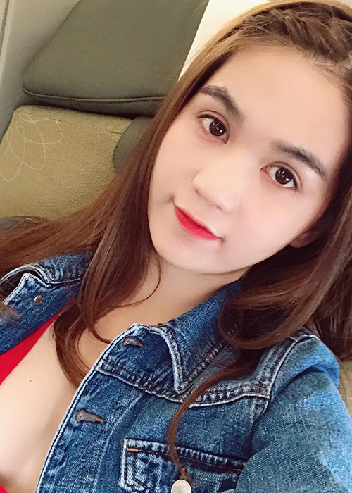 Có sở thích mẫu đại gia lớn tuổi, Ngọc Trinh đang yêu một vị doanh nhân hơn cô nhiều tuổi.