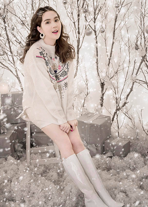 Chân dài gốc Trà Vinh nỗ lực trẻ hóa bản thân bằng những phụ kiện như kẹp tóc.