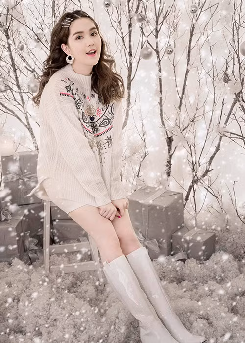 Chân dài gốc Trà Vinh nỗ lực trẻ hóa bản thân bằng những phụ kiện như kẹp tóc.