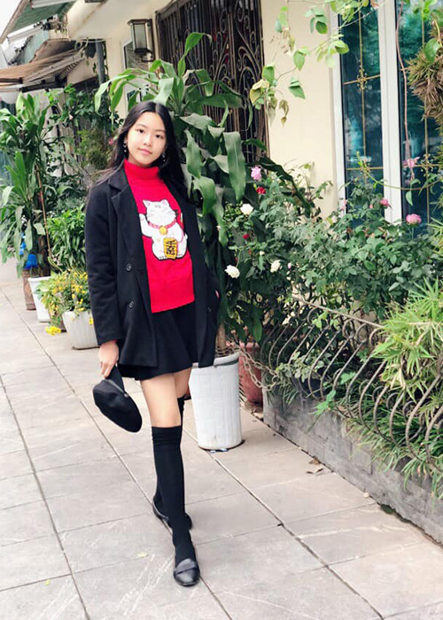 Cô công chúa nhà sao Việt Quyền Linh sở hữu gương mặt xinh đẹp với làn da trắng hồng, nụ cười tỏa nắng cùng chiều cao ấn tượng.