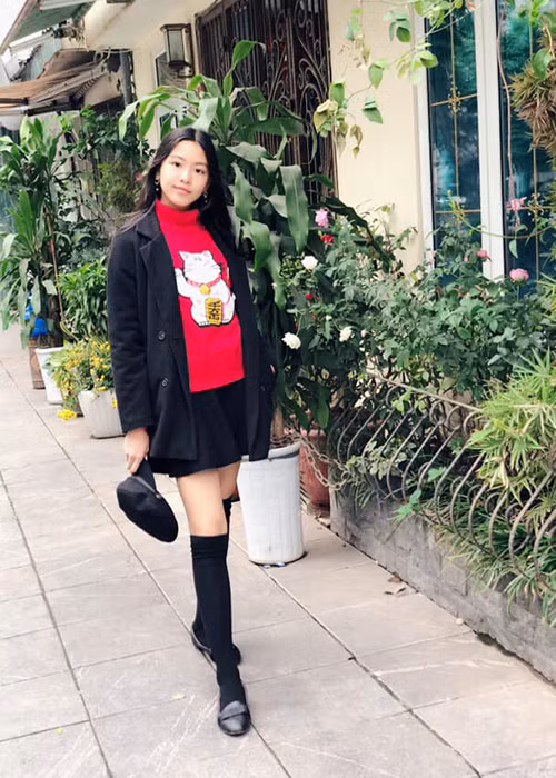 Cô công chúa nhà sao Việt Quyền Linh sở hữu gương mặt xinh đẹp với làn da trắng hồng, nụ cười tỏa nắng cùng chiều cao ấn tượng.