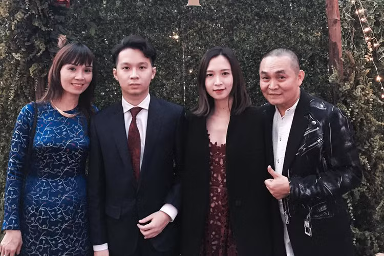 Hình ảnh hiếm hoi của Bảo Linh bên bố mẹ và em trai. Ảnh: FBNV