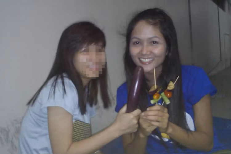 H'hen Niê được bạn bè khen vô cùng đáng yêu với nụ cười tươi tắn luôn thường trực trên môi.