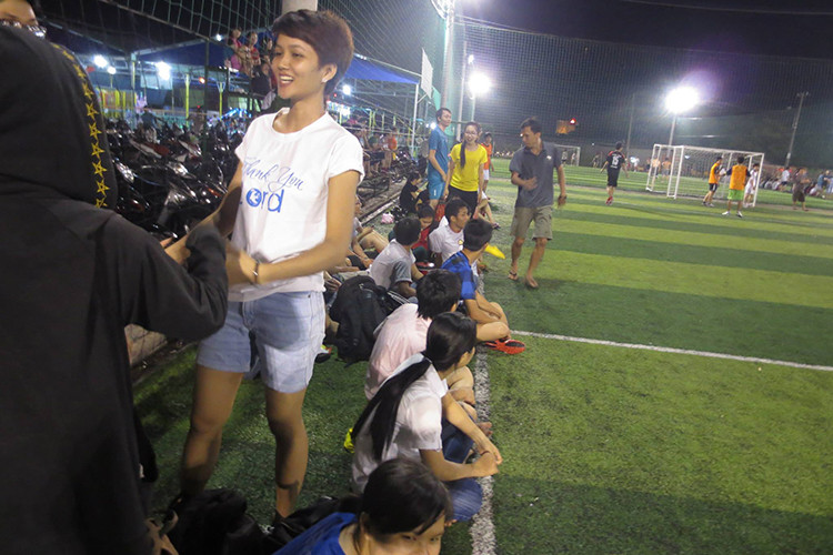 Hình ảnh H'hen Niê với mái tóc tém khi là sinh viên gây chú ý.