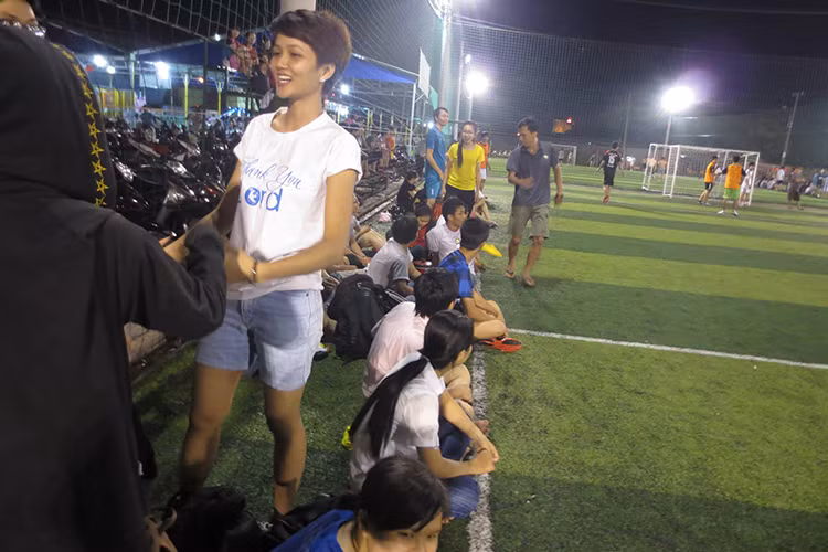 Hình ảnh H'hen Niê với mái tóc tém khi là sinh viên gây chú ý.