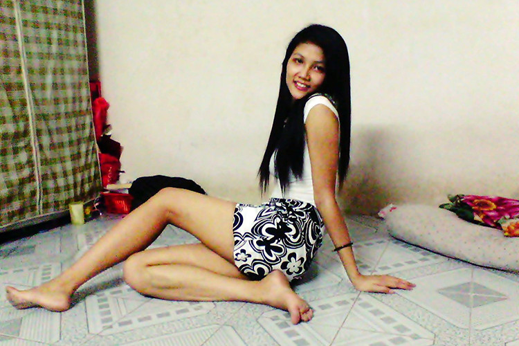 Người đẹp sinh năm 1992 lúc để tóc dài lúc lại cắt tóc ngắn cá tính.