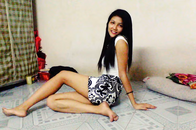 Người đẹp sinh năm 1992 lúc để tóc dài lúc lại cắt tóc ngắn cá tính.