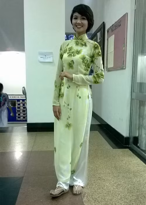 H'hen Niê mặc áo dài tham gia một hoạt động thời sinh viên.