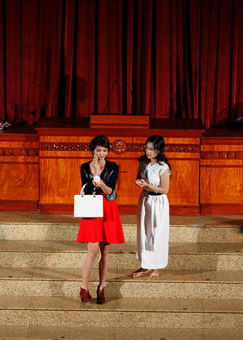 Người đẹp thậm chí còn diễn kịch khi đi học.