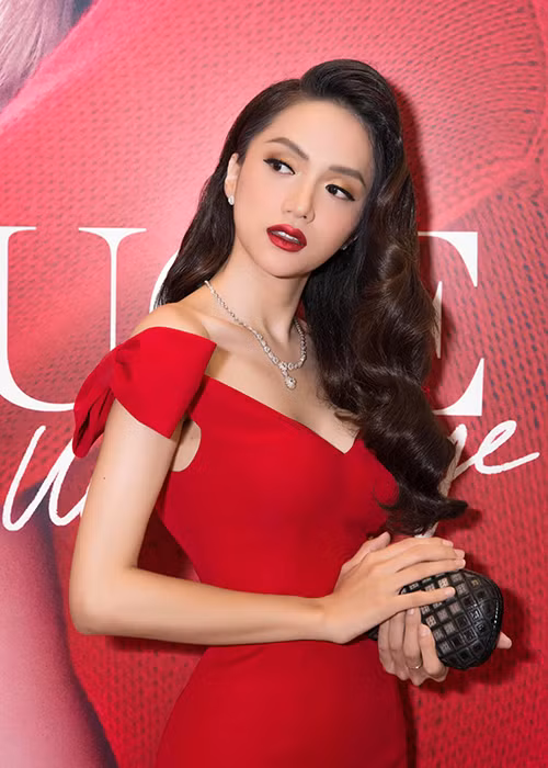 Sau mối tình với Criss Lai kết thúc cách đây 4 năm, Hương Giang chưa công khai thêm bất kì mối tình nào.