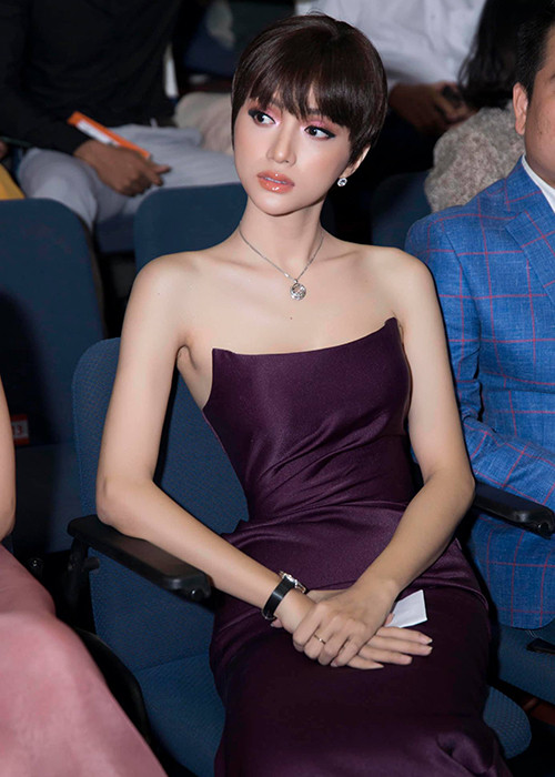 Dự sự kiện, Hương Giang thường chọn hình ảnh gợi cảm.