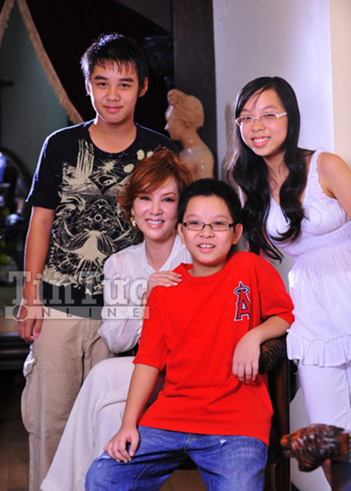 Mộng Vân kết hôn với một doanh nhân người Hong Kong hơn cô đến 17 tuổi. Hai người có 3 người con chung: 2 trai, 1 gái. Ảnh: Her world