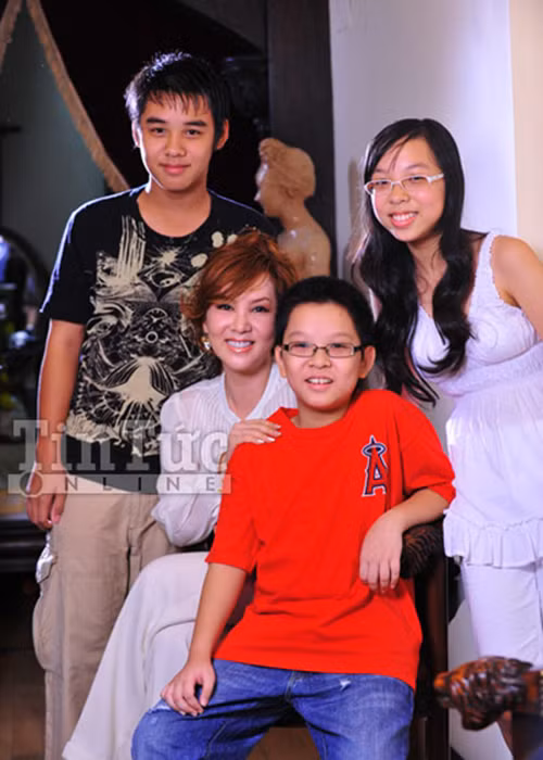 Mộng Vân kết hôn với một doanh nhân người Hong Kong hơn cô đến 17 tuổi. Hai người có 3 người con chung: 2 trai, 1 gái. Ảnh: Her world