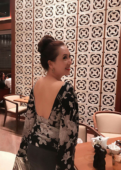 Ở tuổi 50, đã là bà mẹ ba con, Mộng Vân vẫn giữ được nét đẹp kiêu sa.