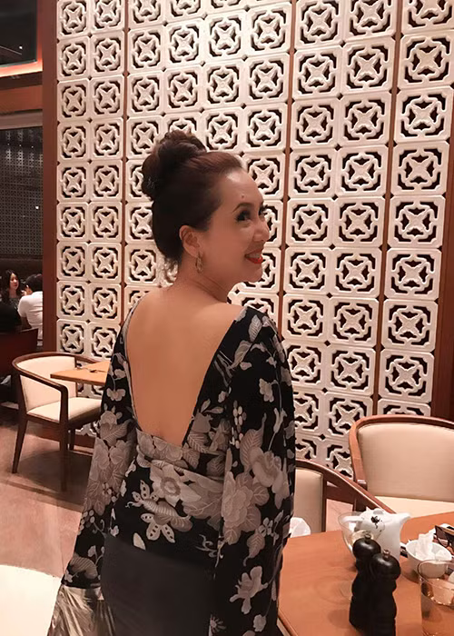 Ở tuổi 50, đã là bà mẹ ba con, Mộng Vân vẫn giữ được nét đẹp kiêu sa.