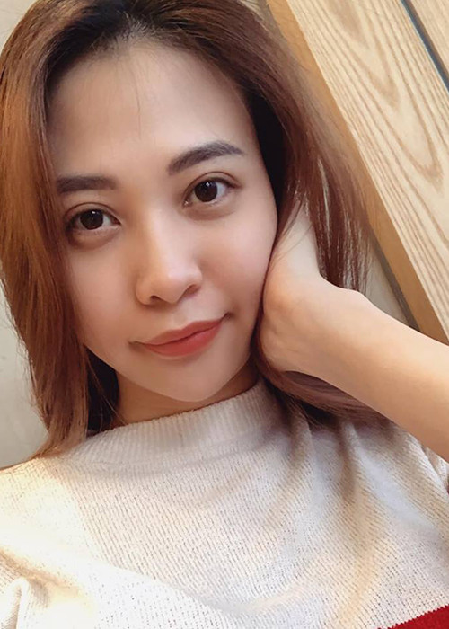 Nữ ca sĩ gốc Tày đăng tải hình ảnh selfie đồng thời hào hứng thông báo: "Đã lên ký thành công, có luôn mặt mâm". Ảnh: FBNV