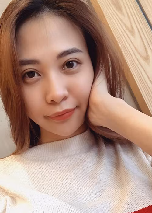 Nữ ca sĩ gốc Tày đăng tải hình ảnh selfie đồng thời hào hứng thông báo: "Đã lên ký thành công, có luôn mặt mâm". Ảnh: FBNV