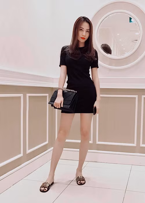 Trước khi lộ hình ảnh vòng 2 nhô cao, nữ ca sĩ gốc Tày có vòng eo rất thon gọn. Ảnh: FBNV