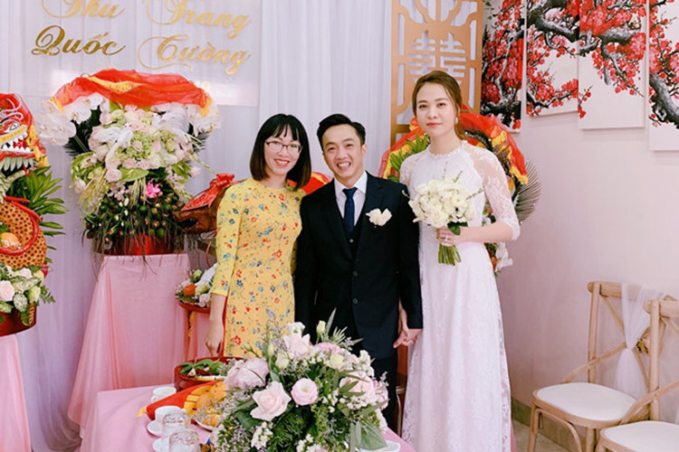 Đáng chú ý, trong lễ ăn hỏi, Đàm Thu Trang liên tục dùng bó hoa che vòng 2. Ảnh: Zing