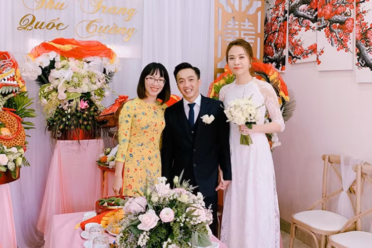 Đáng chú ý, trong lễ ăn hỏi, Đàm Thu Trang liên tục dùng bó hoa che vòng 2. Ảnh: Zing