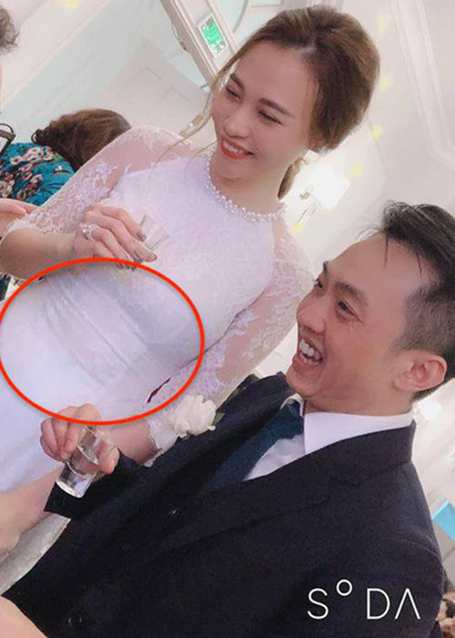 Cư dân mạng khá ngạc nhiên khi mới đây, Đàm Thu Trang để lộ vòng 2 nhô cao trong lễ ăn hỏi với Cường Đô la. Ảnh: Ngôi sao