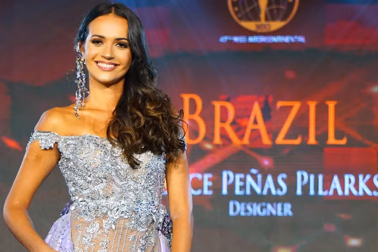 Flavia - người đẹp 27 tuổi đến từ Brazil quyết tâm giành chiến thắng năm nay. Được biết, cô là chuyên gia trang điểm, blogger lĩnh vực làm đẹp và nữ doanh nhân.