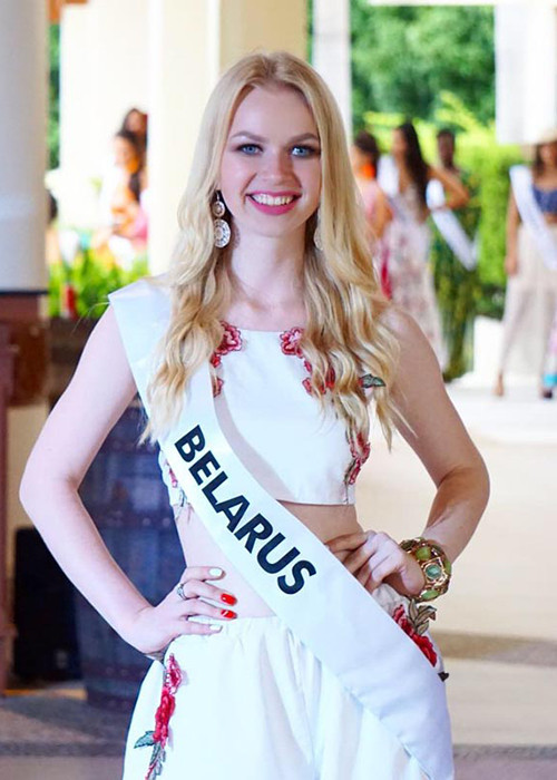 Đến từ Belarus, Chernoshej Karolina năm nay 21 tuổi, cao 1m71, sở hữu số đo 3 vòng 84-60- 90. Theo thông tin từ ban tổ chức, cô là người mẫu kiêm nhân viên quan hệ công chúng.