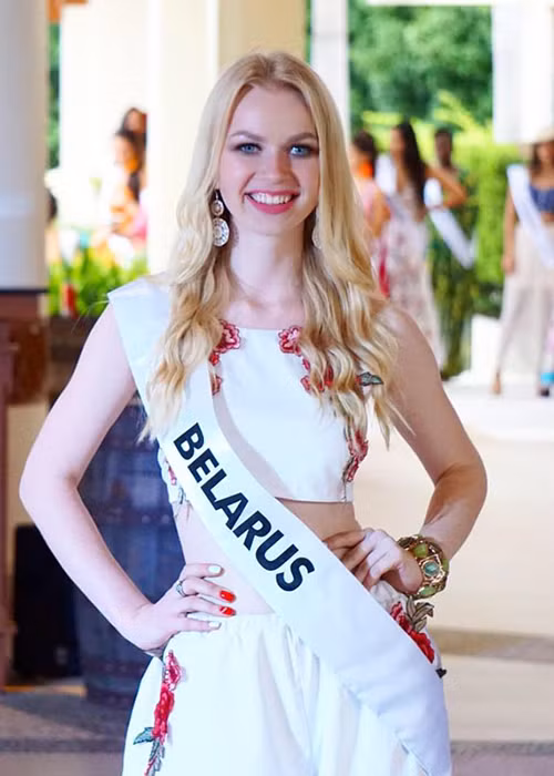 Đến từ Belarus, Chernoshej Karolina năm nay 21 tuổi, cao 1m71, sở hữu số đo 3 vòng 84-60- 90. Theo thông tin từ ban tổ chức, cô là người mẫu kiêm nhân viên quan hệ công chúng.