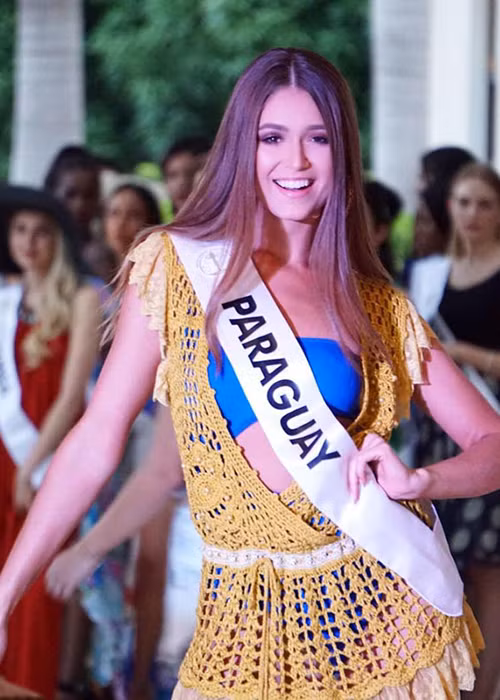 Gabriela Soley sở hữu đôi chân dài nuột nà, gương mặt xinh như búp bê. Ngoài ra, đại diện Paraguay còn ghi điểm bởi vẻ đẹp trẻ trung, tràn đầy sức sống.