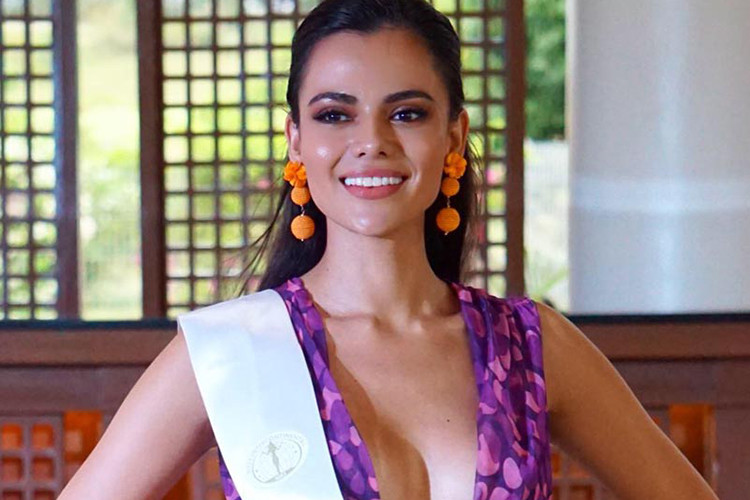 Cạnh tranh vương miện với đại diện Paraguay là Karen Gallman. Người đẹp đến từ Philippines, năm nay 26 tuổi, cao 1m68, sở hữu số đo 3 vòng: 90- 62- 92.