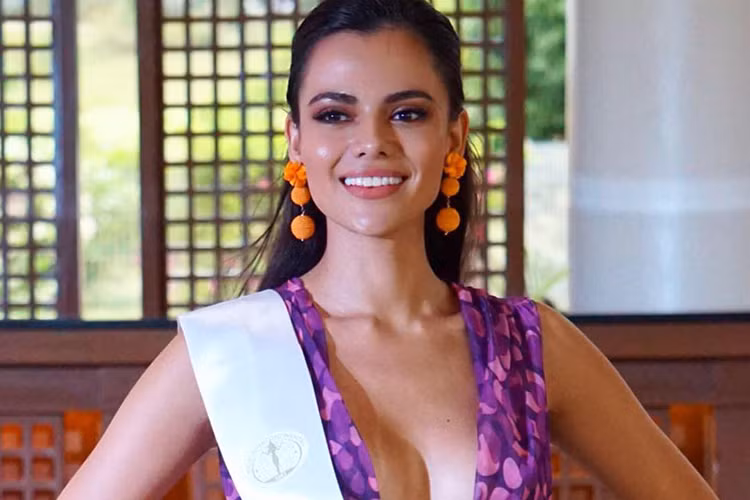 Cạnh tranh vương miện với đại diện Paraguay là Karen Gallman. Người đẹp đến từ Philippines, năm nay 26 tuổi, cao 1m68, sở hữu số đo 3 vòng: 90- 62- 92.