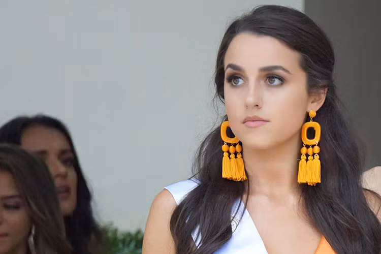 Tại quê nhà, đại diện Australia làm đại sứ cho các nhãn hàng, từng trình diễn ở Melbourne Fashion Week. Nhiều người nhận xét cô mạnh mẽ, năng động.