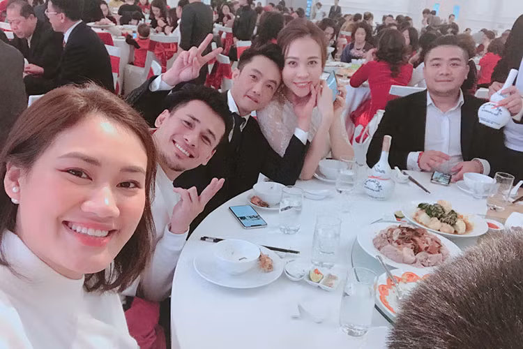 Từ khi hẹn hò, tình cảm của vị doanh nhân phố núi và bạn gái gốc Tày luôn mặn nồng.