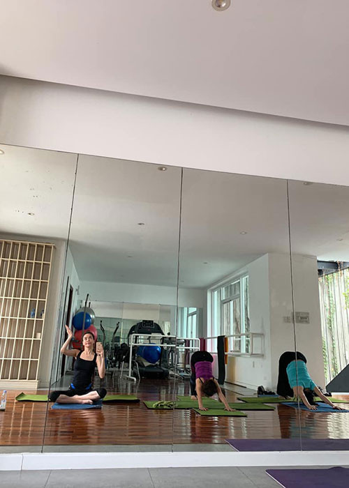 Trước thông tin chồng cũ làm đám hỏi, Hồ Ngọc Hà đăng tải bức ảnh tập yoga kèm dòng tâm sự đầy ẩn ý: "2h sáng mới đáp máy bay về tới Sài Gòn. Sáng nay ráng giữ thói quen dậy sớm, uống một ly nghệ, mật ong, chanh. Nghỉ 15 phút chơi tiếp ly cần tây, nghỉ tiếp 15 phút chơi tiếp ly các loại trái cây xay với đậu đen. Và giờ là yoga. Vẫn ổn nha". Xem video "Hồ Ngọc Hà lên tiếng khi bị đồn ế show, hết thời". Nguồn Youtube/vtc