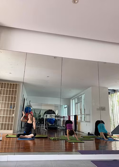 Trước thông tin chồng cũ làm đám hỏi, Hồ Ngọc Hà đăng tải bức ảnh tập yoga kèm dòng tâm sự đầy ẩn ý: "2h sáng mới đáp máy bay về tới Sài Gòn. Sáng nay ráng giữ thói quen dậy sớm, uống một ly nghệ, mật ong, chanh. Nghỉ 15 phút chơi tiếp ly cần tây, nghỉ tiếp 15 phút chơi tiếp ly các loại trái cây xay với đậu đen. Và giờ là yoga. Vẫn ổn nha". Xem video "Hồ Ngọc Hà lên tiếng khi bị đồn ế show, hết thời". Nguồn Youtube/vtc