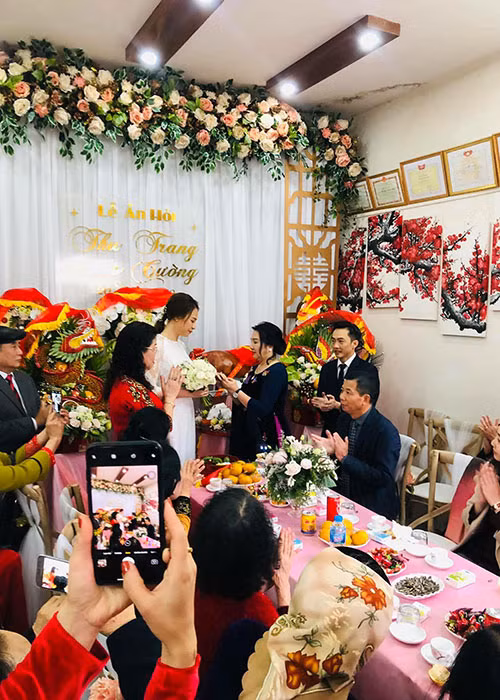 Bà Nguyễn Thị Như Loan - mẹ của Cường Đô la tặng quà cho con dâu.