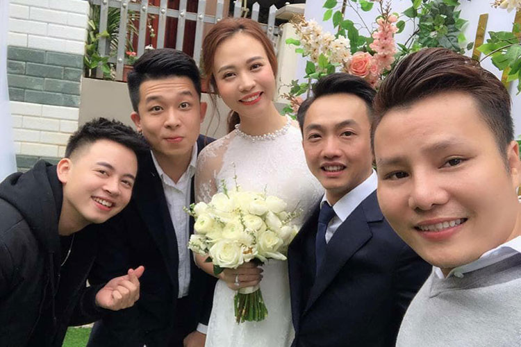 Đôi uyên ương không giấu được niềm hạnh phúc khi về chung một nhà.