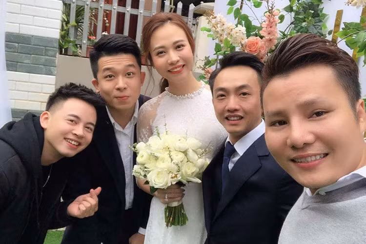 Đôi uyên ương không giấu được niềm hạnh phúc khi về chung một nhà.