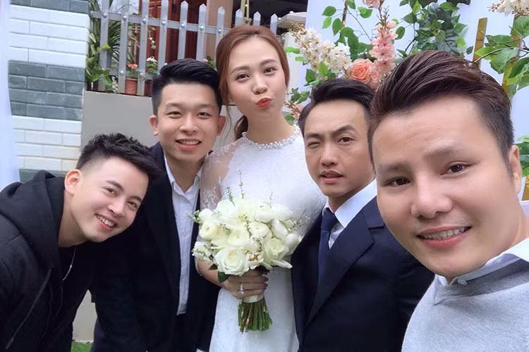 Cường Đô la chia sẻ hình ảnh đám hỏi cùng dòng chú thích: "Con cảm ơn bố mẹ và gia đình".