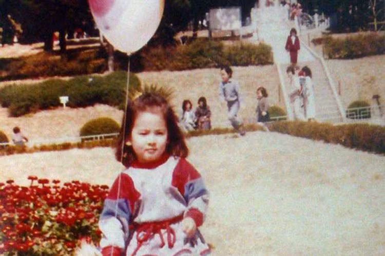 Bà xã của Song Joong Ki ăn mặc điệu đà từ tấm bé. Ảnh: Khám phá