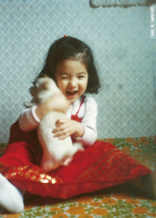 Hình ảnh Song Hye Kyo đáng yêu khi ôm chú cúng cưng năm lên 4 tuổi. Ảnh: Ngôi sao