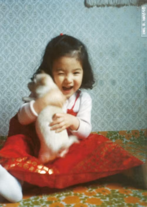 Hình ảnh Song Hye Kyo đáng yêu khi ôm chú cúng cưng năm lên 4 tuổi. Ảnh: Ngôi sao