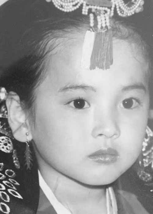 Gương mặt bầu bĩnh, đôi mắt to tròn 2 mí, đôi môi căng mọng, Song Hye Kyo xinh như búp bê hồi còn nhỏ. Ảnh: FBNV