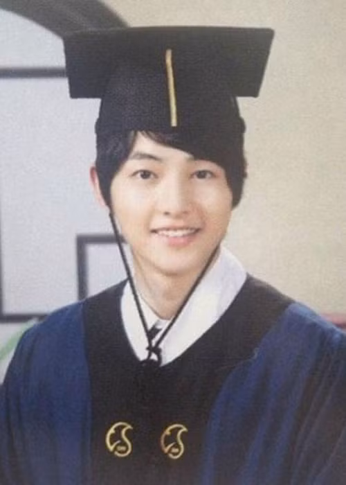 Nam diễn viên tươi rói trong bức ảnh chụp tốt nghiệp. Ảnh: Kul